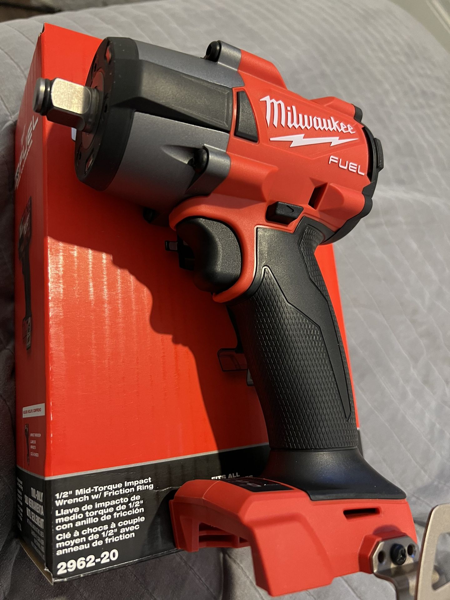 MILWAUKEE M18 FUEL 1/2" MID-TORQUE IMPACT WRENCH W/ FRICTION RING NEW! 2962-20