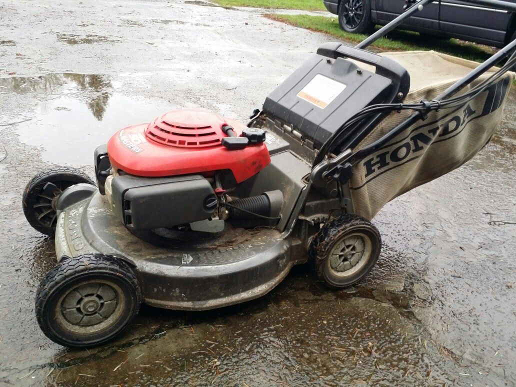 Honda COMMERCIAL Self Propelled Lawn Mower HR215 for Sale in Salem, OR