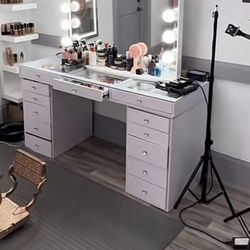 Hollywood white Impressions Vanity (USED)