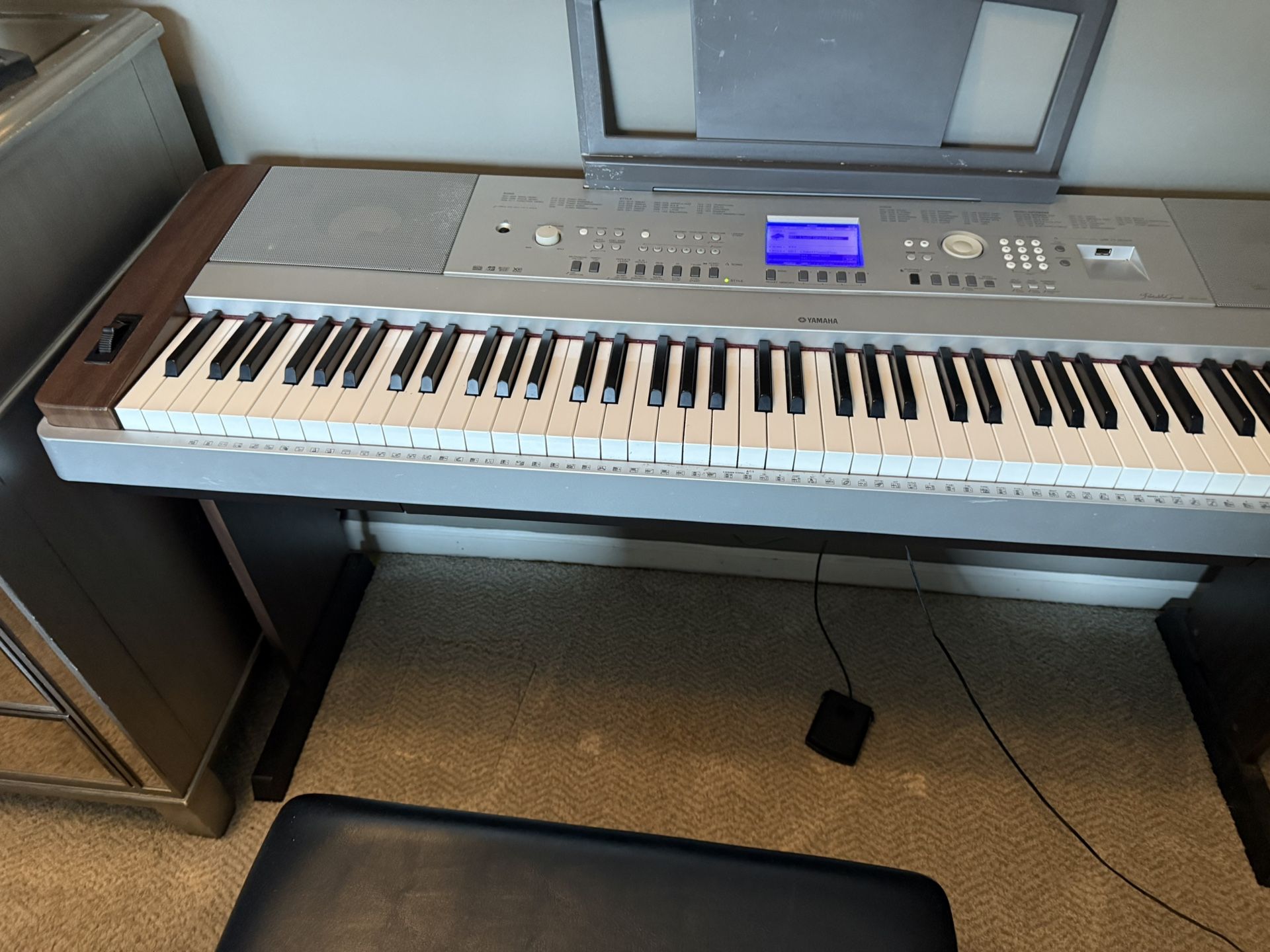 YAMAHA Portable Grand DGX-640 Digital Piano With Stand & Bench