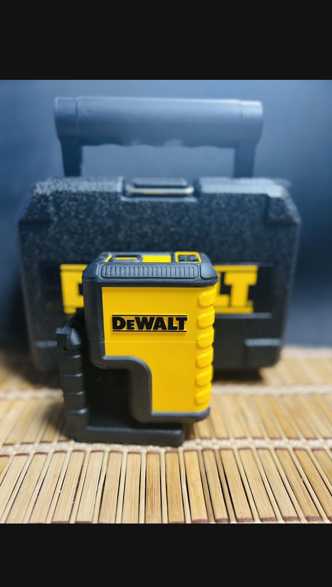 DeWalt 120 ft. Green Self-Leveling 3-Spot Laser Level with (2) AA Batteries & Case. New.