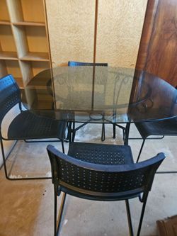 Table w/4 chairs