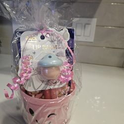 Alice In Wonderland Gift Basket