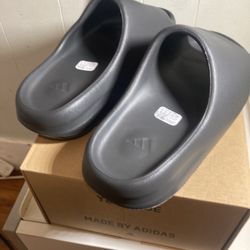 Yeezy Slides Onyx (size 10)