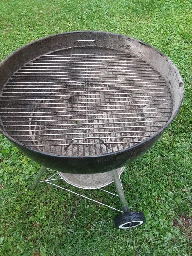 Like New weber Kettle Grill 22"