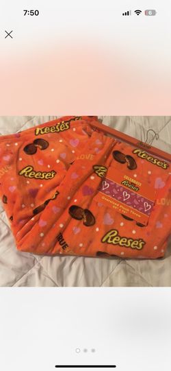 Reese’s Oversized Plush Throw Blanket – Valentine’s Edition