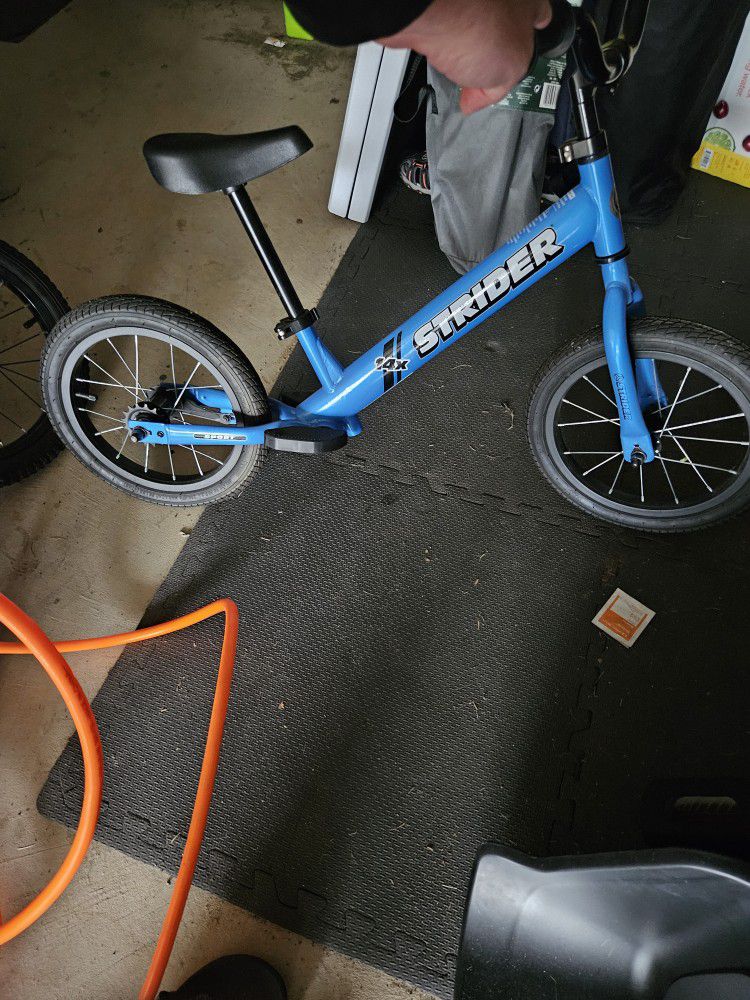 Strider Bike 14x - Blue - Barely Used