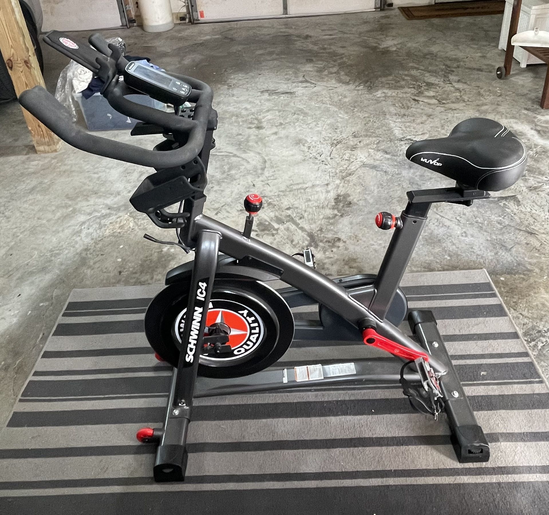 🏷️ For Sale: Schwinn IC4 Indoor Cycling Bike – Excellent Condition!