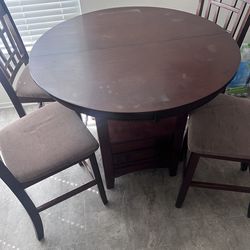Table: tall round/ oval w/ 4 chairs