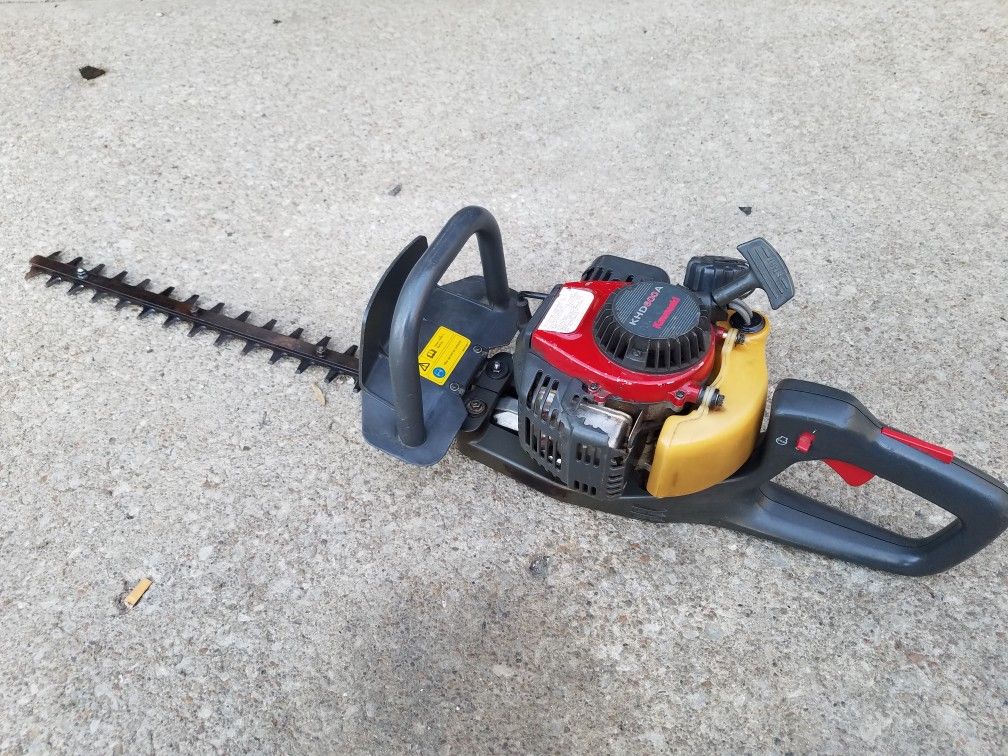 Kawasaki Commercial Grade hedge trimmer KHD600A. 24" bar. for Sale in