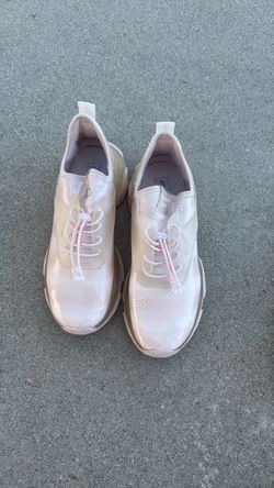 Tennis shoes