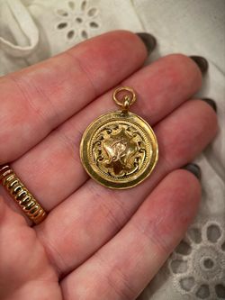 Vintage Hallmarked 9K Gold Engraved Round Pendant – Birmingham