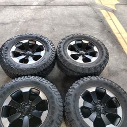 Set of 4 Dodge ram rebel weels 6x5. 5 Bolt patern tires 275/70/r18