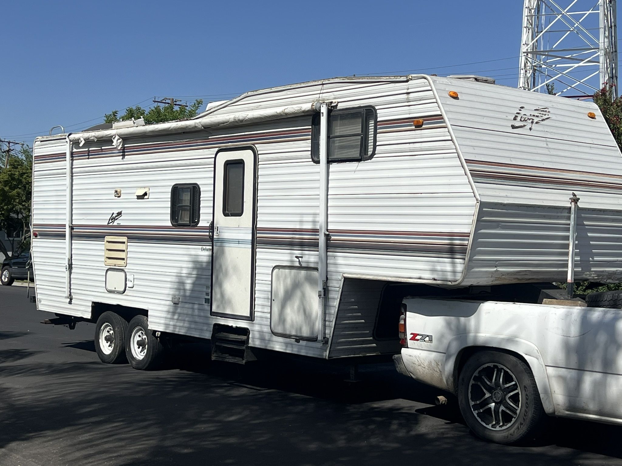 Layton 5th Wheel W Slideout & Pink Slip Nice Trailer