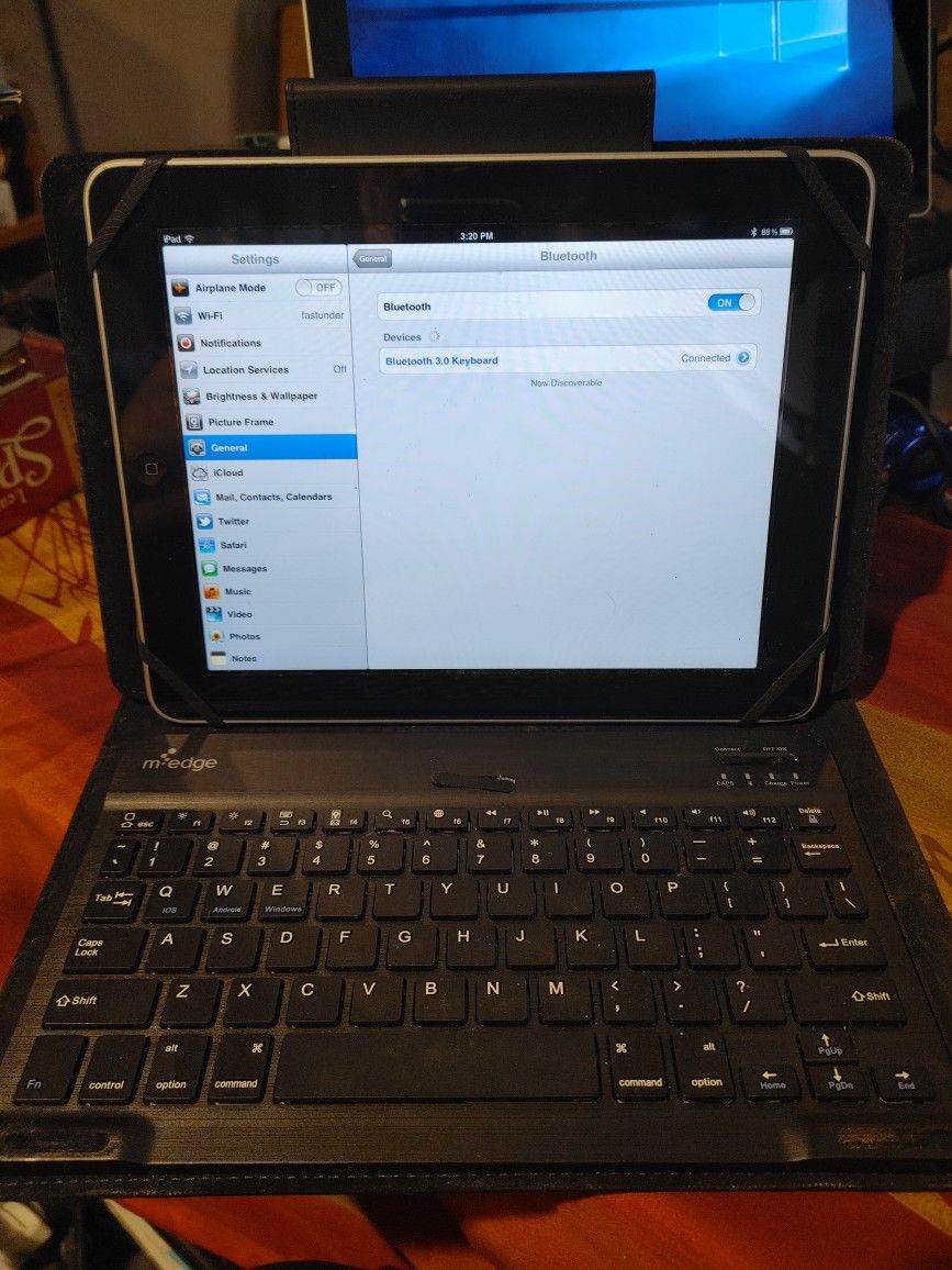 iPad 1st Gen A1219 16GB W/Keyboard cover