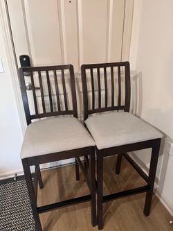 2x bar stools