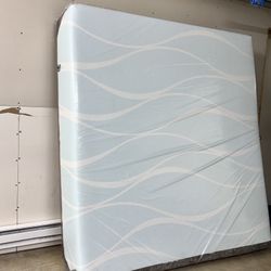King mattress TEMPURPEDIC FIRM Luxe breeze pure cool max retail price $4000 (mattress only) extra fee del  Never slept on/// this mattress is from dis