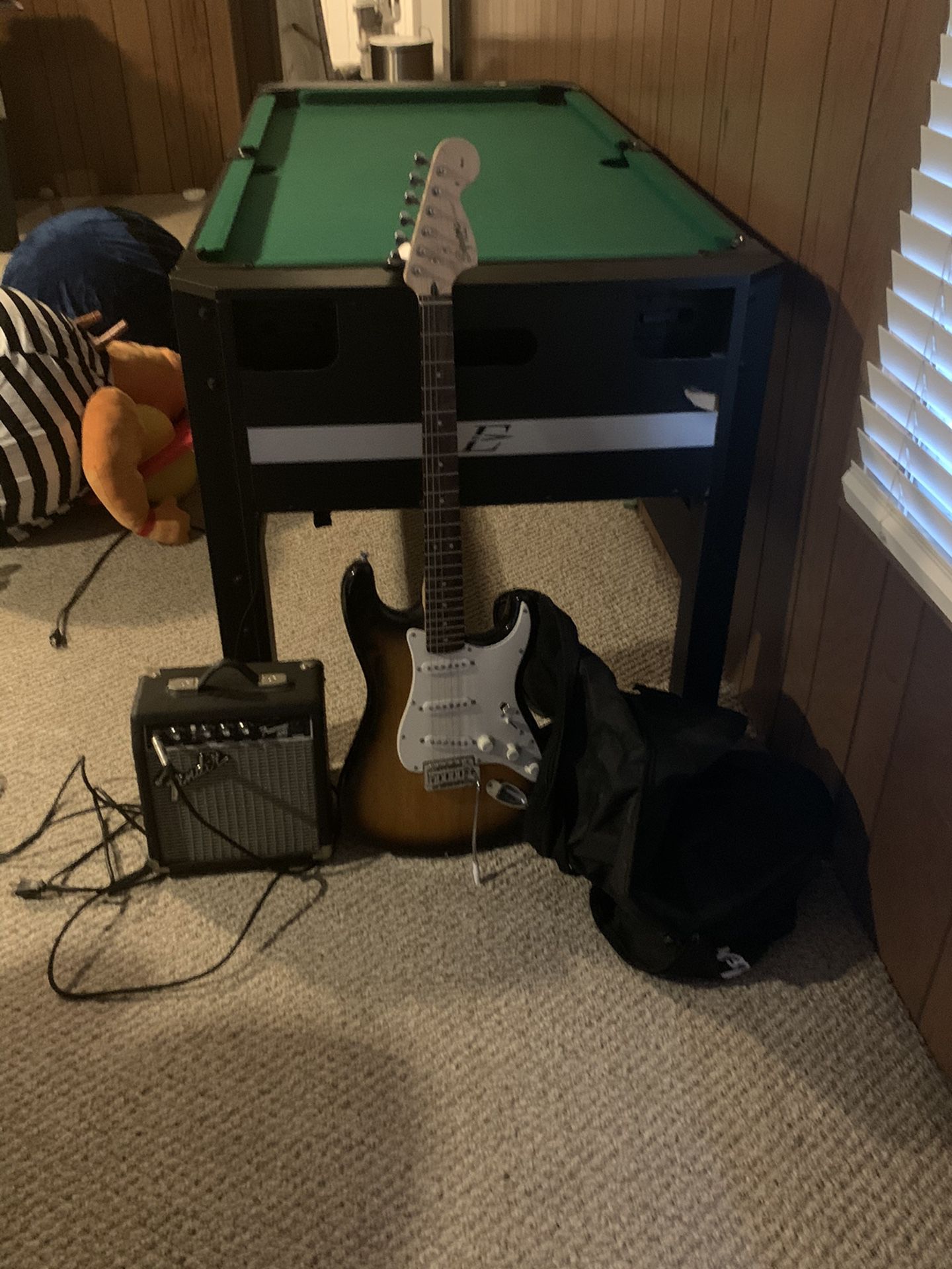 Fender guitar beginner set with amp & carrying bag