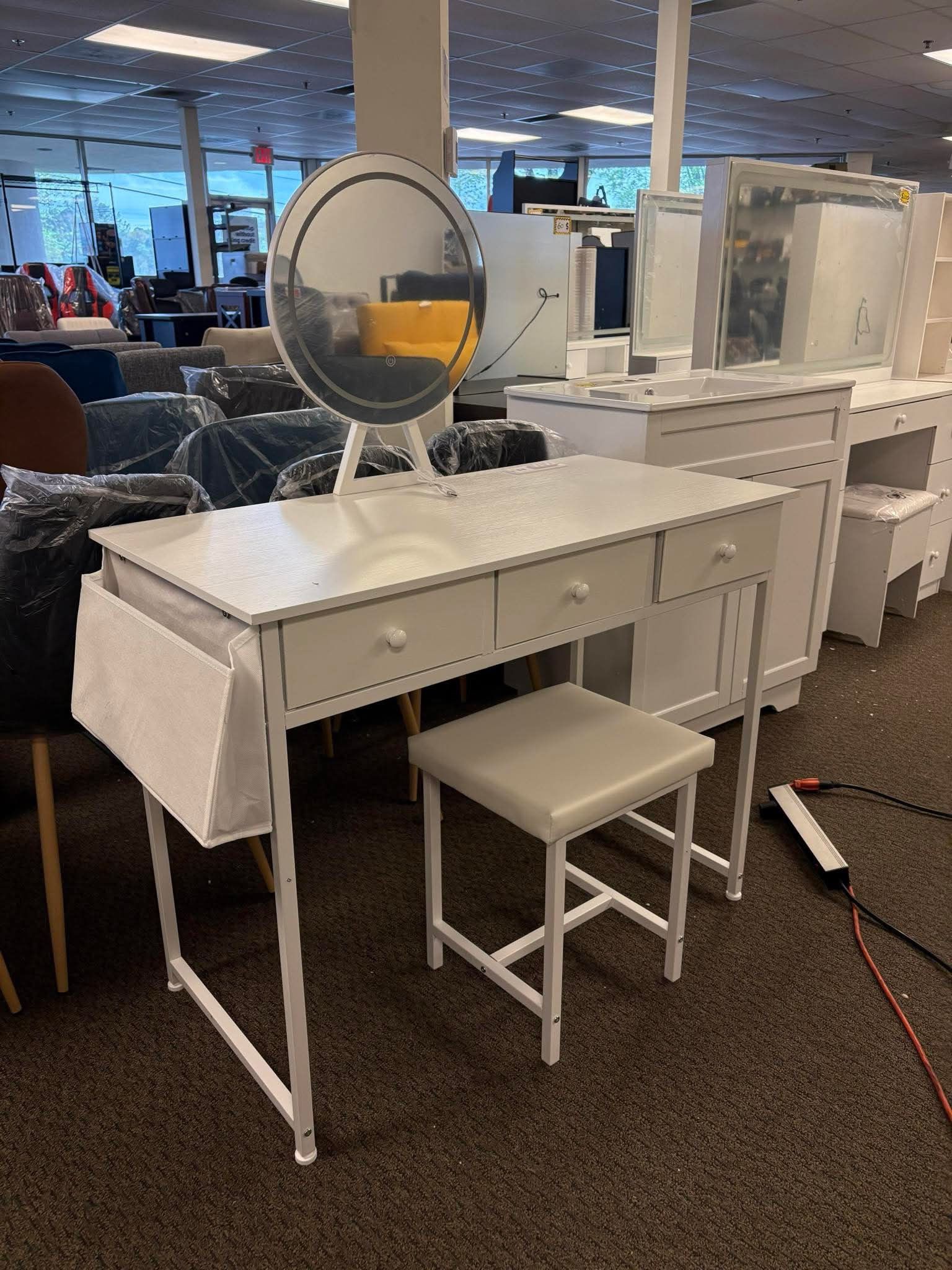 Makeup Vanity Desk (white)Light Up Your Look!