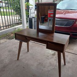 Nice Used Vanity With Mirror. 