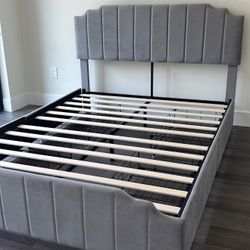 SALE! Selling this bed frame 