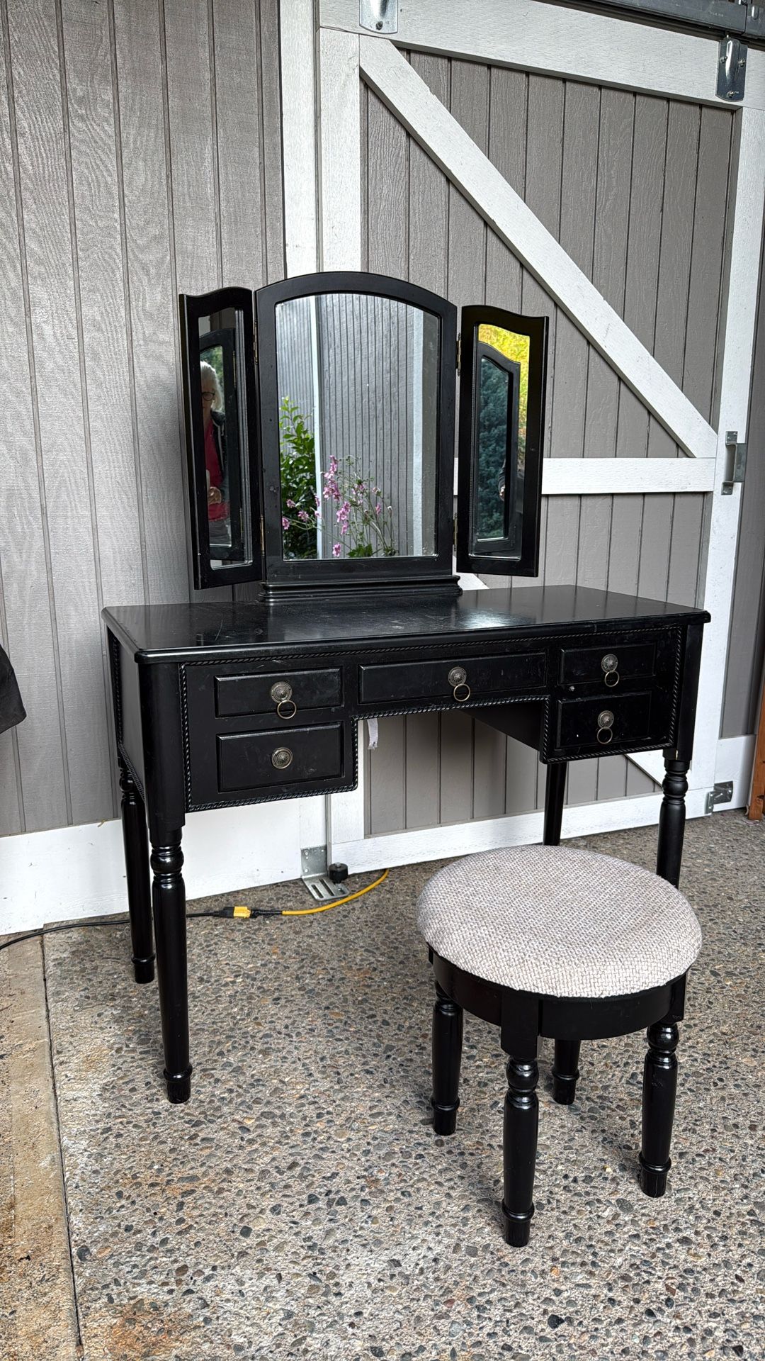 MAKEUP VANITY