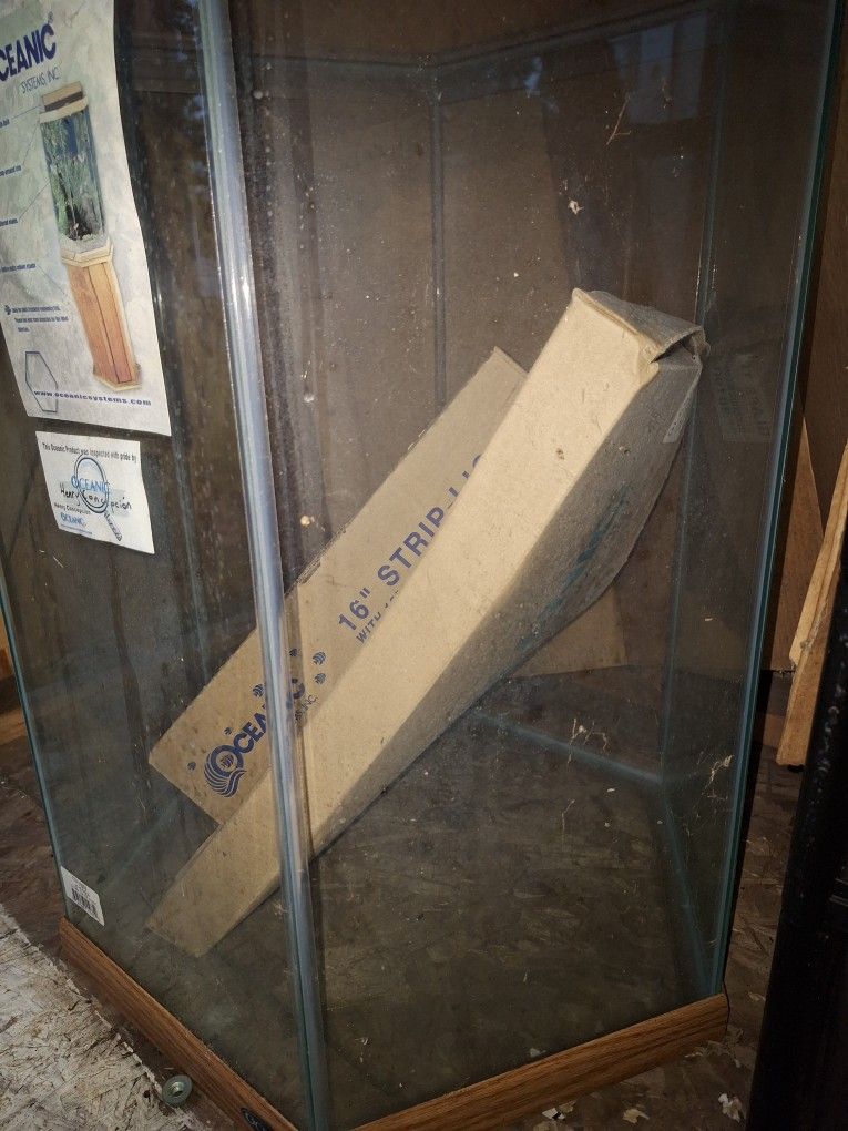 New Old Stock 35gal HEXAGONAL tank with LIDS and LIGHT. In Storage Since 2009