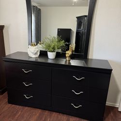 Dresser With Mirror 