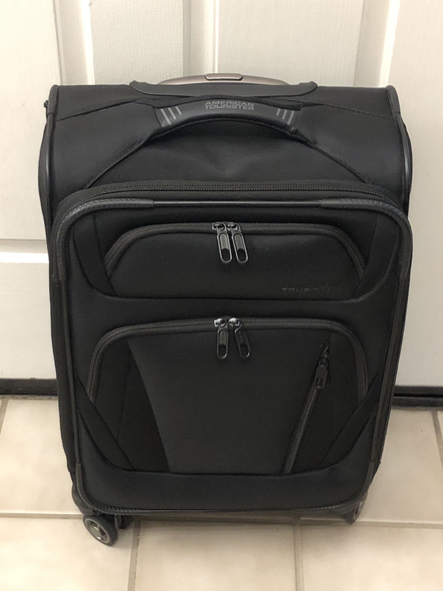 New American Tourister Luggage 20 Inch Spinner Upright Suitcase Carry On Bag