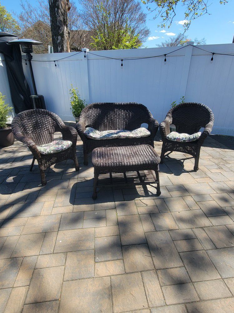 4 Piece Wicker Set with Cover and Cusions