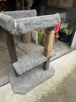 Cat tower scratch post