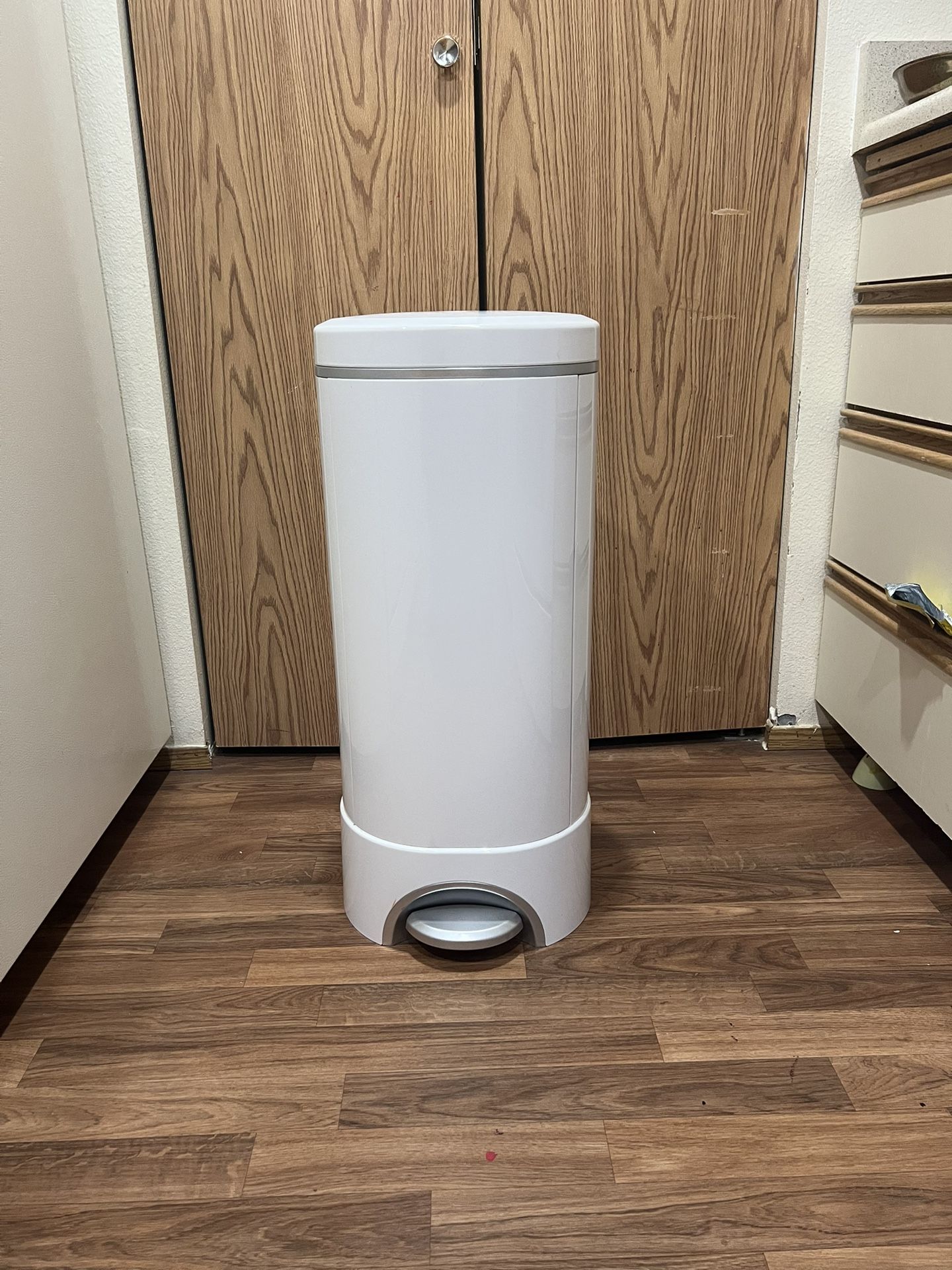 Munchkin step Diaper Pail