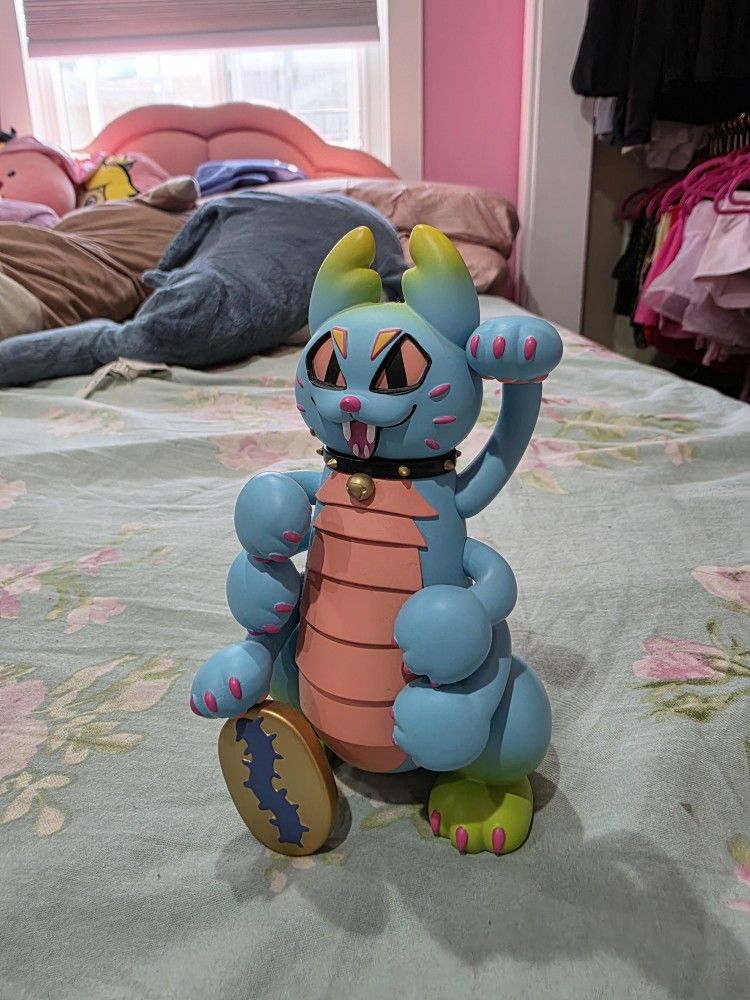 Lucky KittyPede art figure by @babirousa