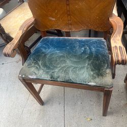 silla antigua está rota un poco la tela