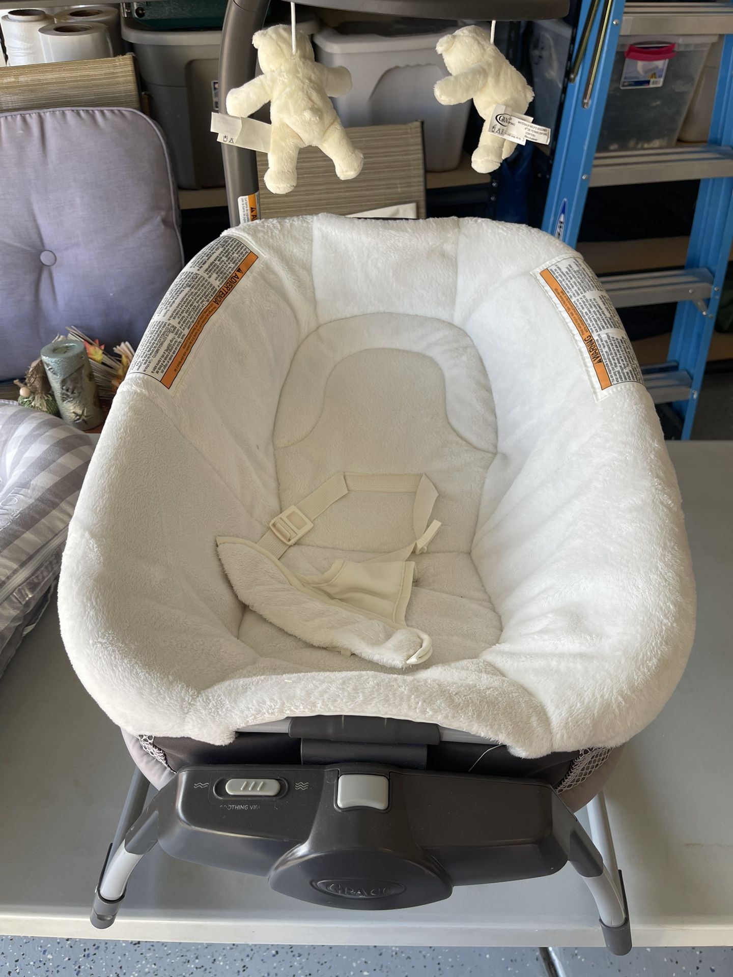 Graco baby bassinet/soothing seat