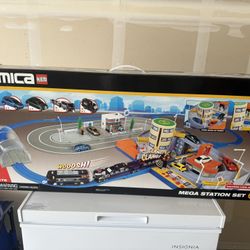 TOMICA Mega Station Set