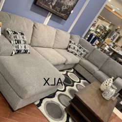 !brand New Ashley Ballinasloe Sectional Platinum.