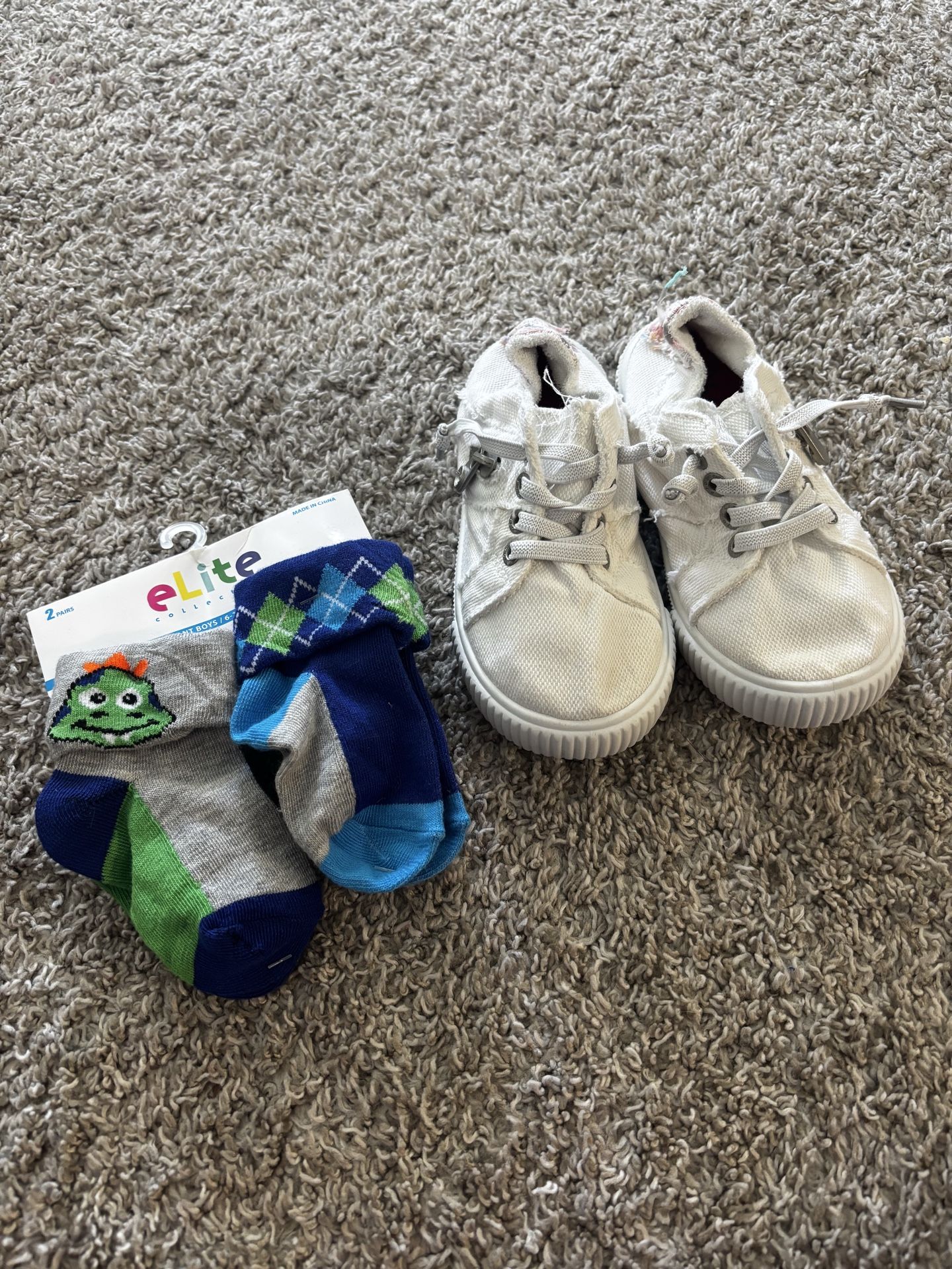 Toddler Shoes + Socks Set – White Sneakers & 2 Pairs Socks