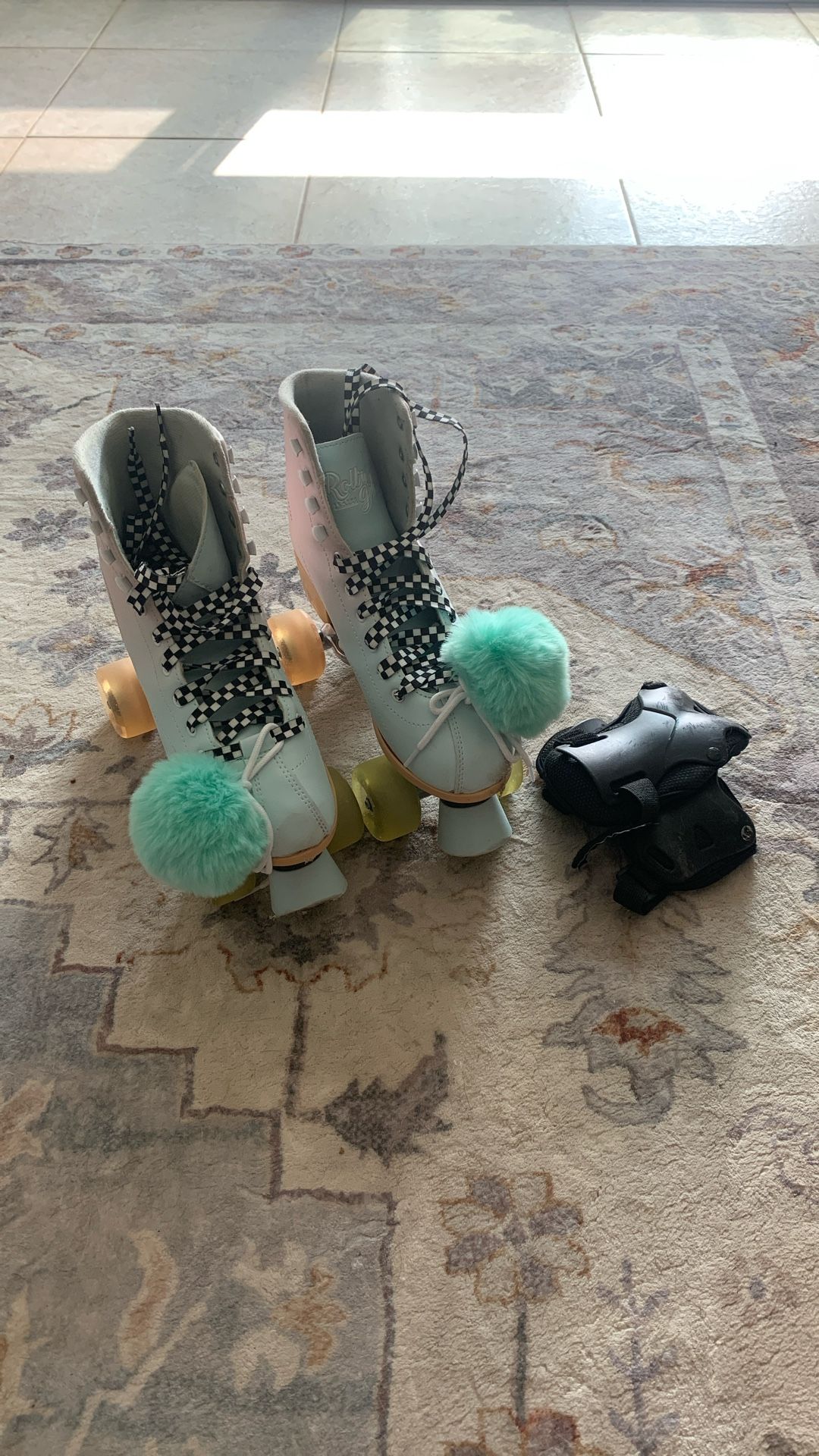 Rollr Grl Skates + Wrist Guards