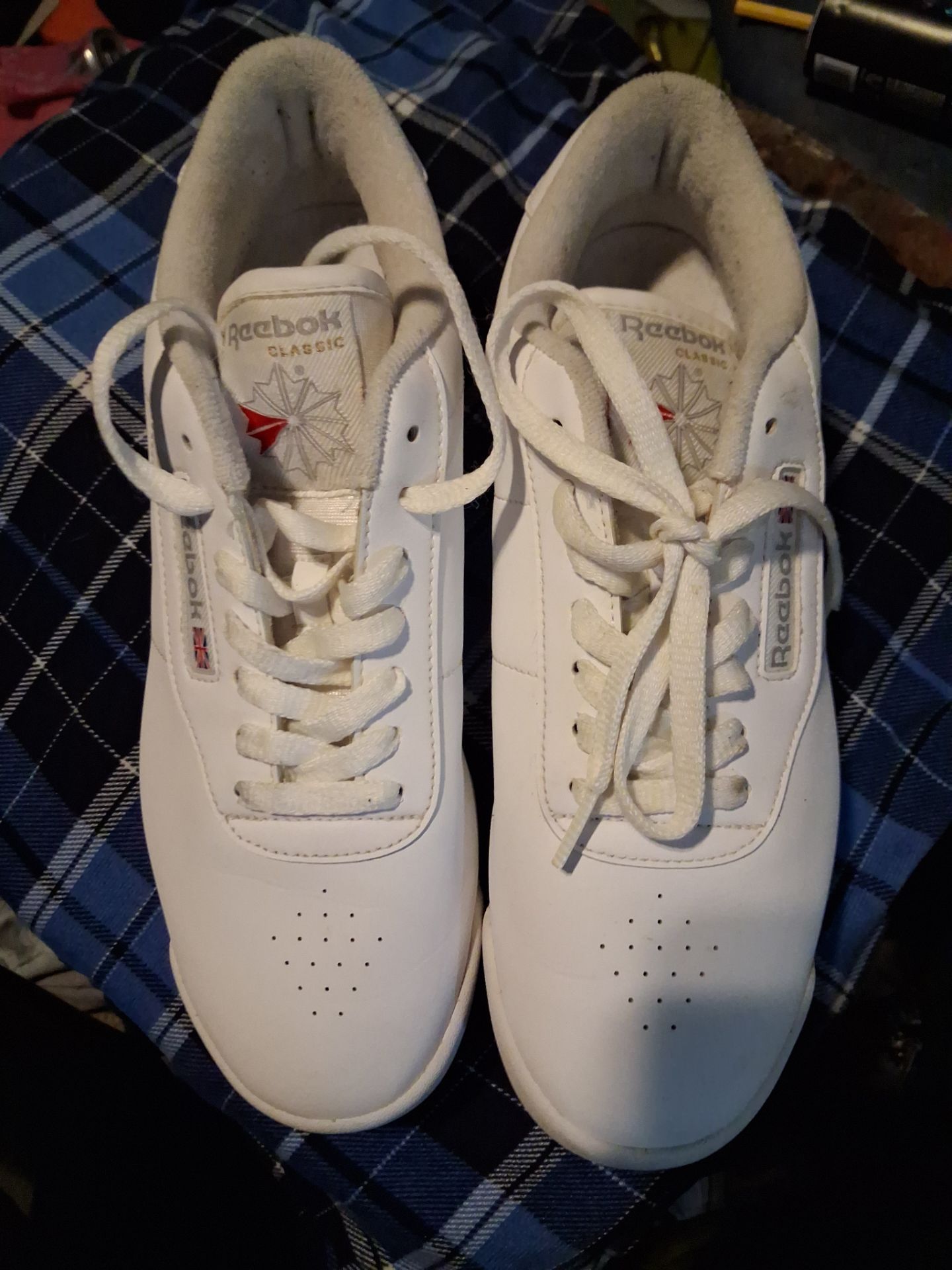 Woman's 91/2 low top Reebok shoes