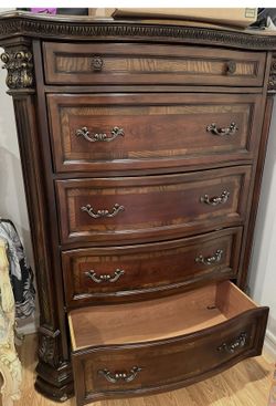 Vertical Solid Wooden Dresser With 5 Drawers