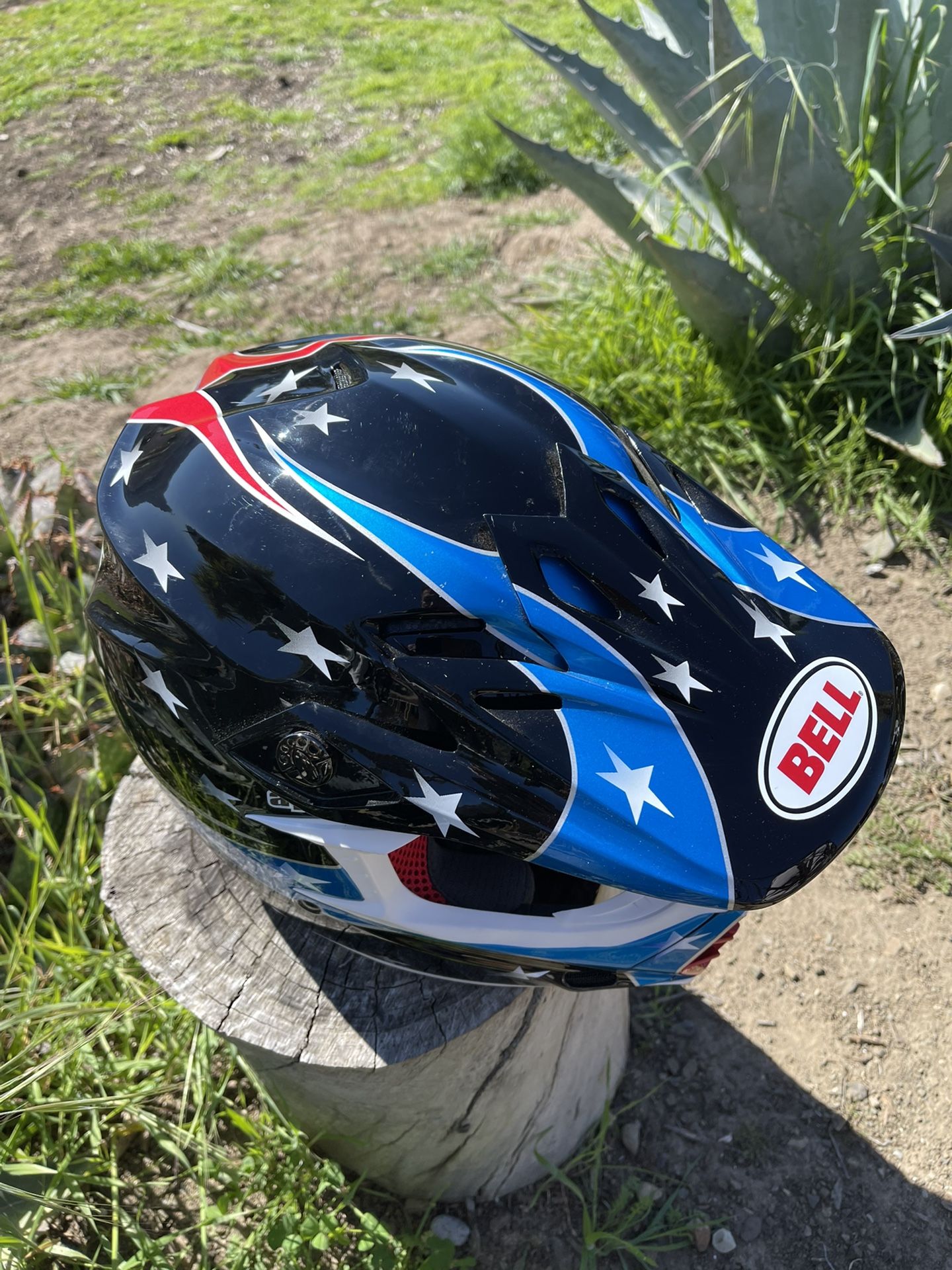 bell usa flag road bike helmet and the ratchet quick release buckle makes it easy to put on and take off Limited Edition Circuit Of The