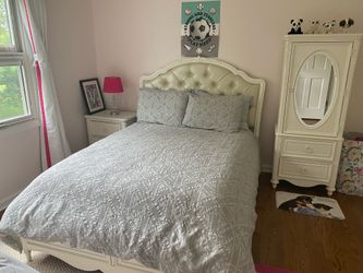 Girls Bedroom Set -Full Size– Great Condition – $300 OBO