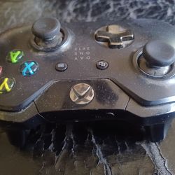 XBOX ONE WIRELESS MICROSOFT CONTROLLER $40 FINAL PRICE READ DESCRIPTION AND SEE ALL PICTURES