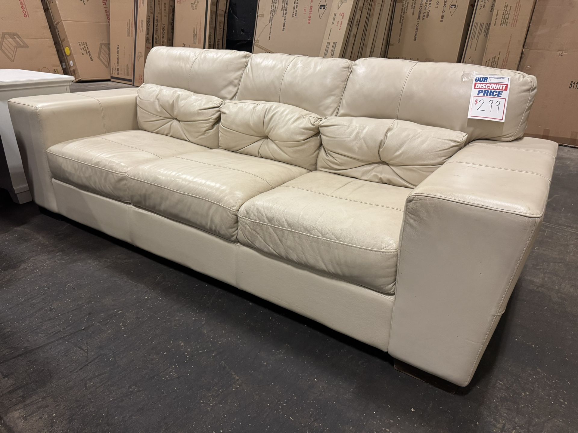 Leather Sofa. 🚚WE DELIVER🚚