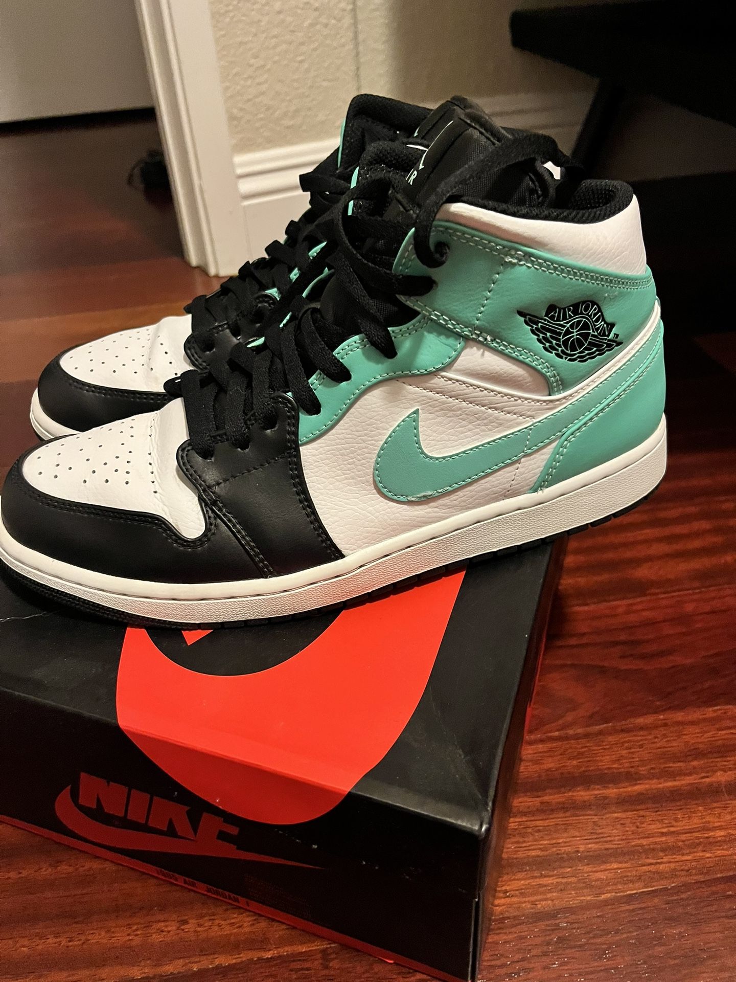 Jordan 1 Tropical Twist — Size 11 Men