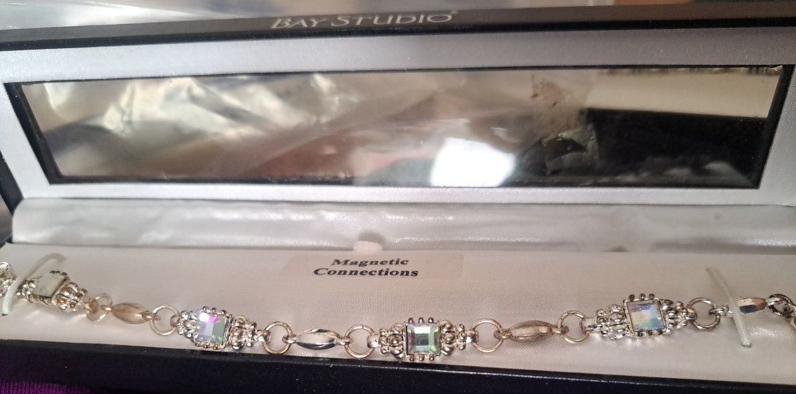 NEW Silver Tone Faceted Crystle Bracelette W/ Magnetic Closure