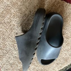 Yeazy Slides