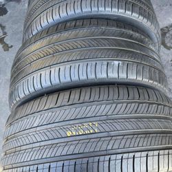 Set of 4 Michelin Primacy Tour A/S 265/40/22 ( 106 V ) With excellent tread.