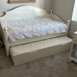 Daybed White With 2 Twin Mattresses